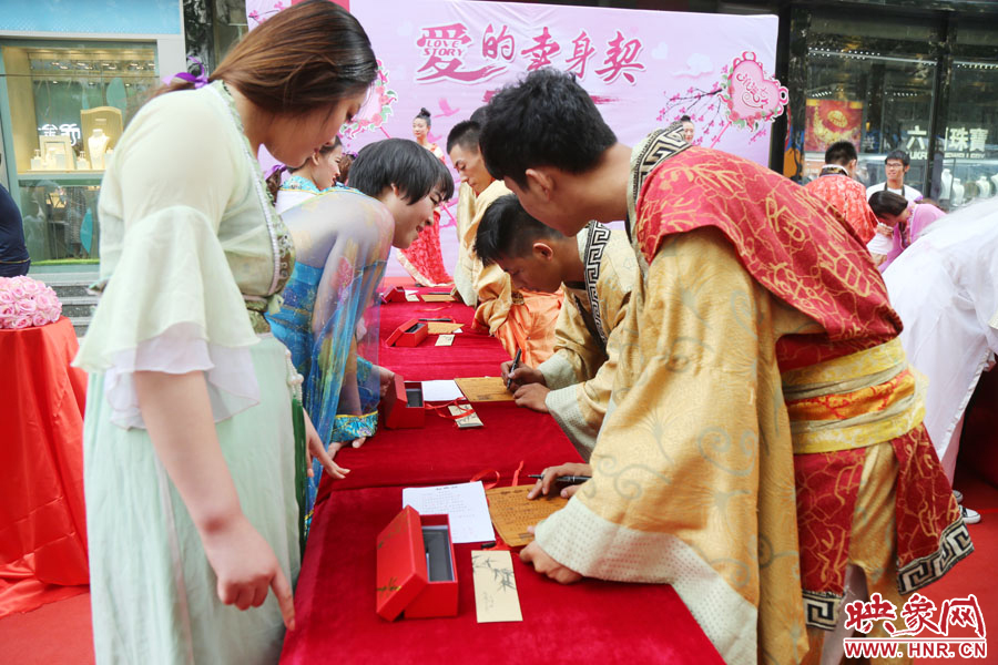 在“月老”的見證下，8名男子簽下代表真摯愛情的“賣身契”。