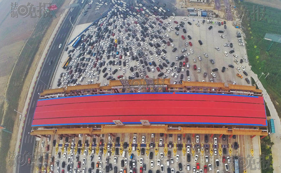 滯留的大批車輛。