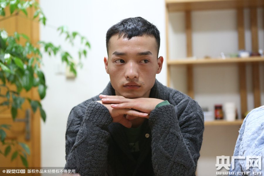 網(wǎng)絡(luò)紅人葉良辰現(xiàn)身浙江臺州，接受記者的專訪。