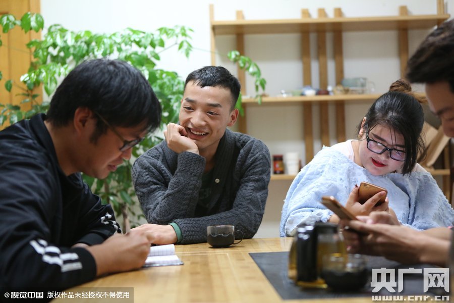 網(wǎng)絡(luò)紅人葉良辰現(xiàn)身浙江臺州，接受記者的專訪。