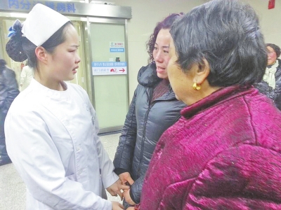 被救老人的家屬激動(dòng)地握著張楠的手，連連道謝。