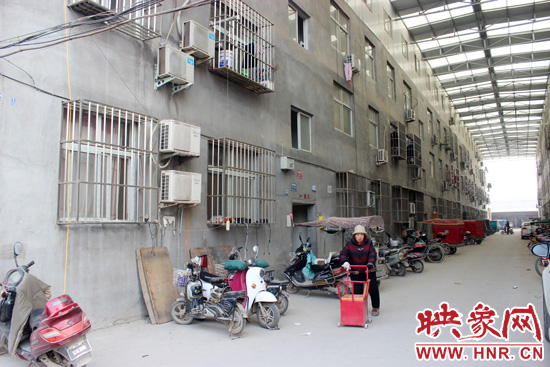 三棟居民樓沒有任何手續(xù)，沒有房產(chǎn)證，售價超級低。