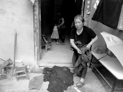 侯見志的母親拿出老伴受傷時(shí)穿的血衣。京華時(shí)報(bào)記者鄭羽佳攝