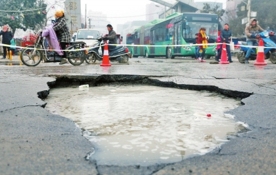 　路面陷了個(gè)大坑，下面是自來水公司的主管道。