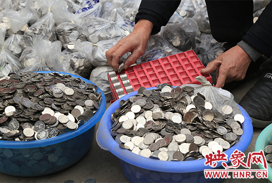 這筆“巨資”大部分已被員工清點好，都是1元硬幣，每500元用一小袋裝起來。