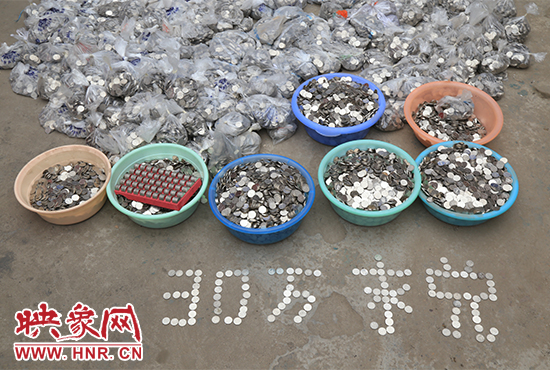 據(jù)負責清點“巨資”的張大爺介紹，這筆“巨資”積攢了兩個月左右，有30萬左右，重達3000多斤。
