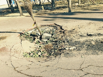 在路面正中間塌陷11平方米，最深處約半米深。