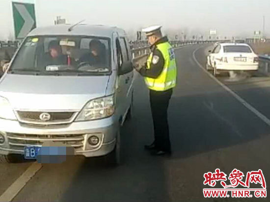 2月3日，一名男子因錯過了路口不顧自身安全竟然在高速上逆行，被焦作高速交警逮個正著。