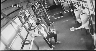 小情侶公交車上旁若無人吃西瓜，弄臟車廂環(huán)境引不滿。