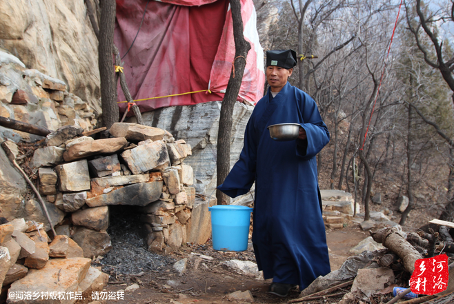崔道長原籍東北，兩年前還只是一個普通的農(nóng)民工，領(lǐng)著交往了半年的女朋友，住進(jìn)了工棚。工棚里人員復(fù)雜，一次偶然的機(jī)會，他發(fā)現(xiàn)女朋友似乎和工頭有染，求證的過程中，挨了揍。