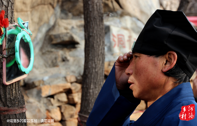 在一個下著雨的傍晚，他的行李被兩個五大三粗的壯漢，扔出了工棚。他于是一路南下，沿路打聽著少林寺，來到登封，打算學(xué)得一兩手功夫，回去報仇。在少林寺附近徘徊數(shù)日，因無人引薦，花光了身上所有的錢，也沒能進(jìn)入少林寺。