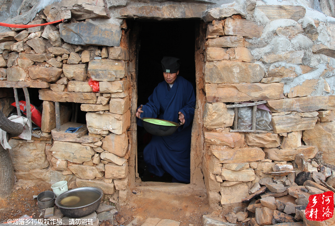 老崔走投無路中，跟著一個在嵩山后山修行的道士上了山，找了個半山腰前人堆砌出來的石屋安身。