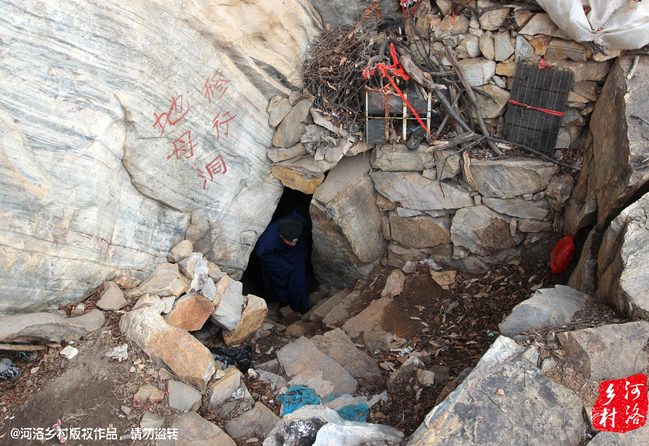 老崔說，以前就經(jīng)常半夜做夢，夢到女媧娘娘在召喚自己。上山以后，居住附近，竟然真的有一個地母洞，也不知是誰供奉了女媧娘娘的神像，后來這兒似乎成了老崔的獨(dú)家道場。