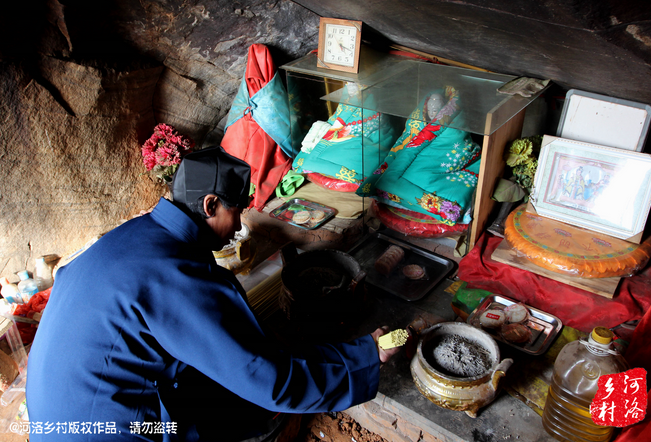 山上很少見到陌生人，所有的出家人也都有自己的生活。誦經(jīng)焚香，成了老崔的日常。