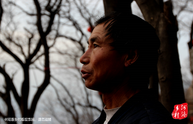 不過老崔對鄰居卻有著十分的不屑，平日里他們的生活，主要是自己種植的蔬菜和野菜，偶爾有山下香客的供奉。而鄰居卻經(jīng)常揀一些驢友丟棄的物品，飲料瓶，塑料紙，或者其它的物品。