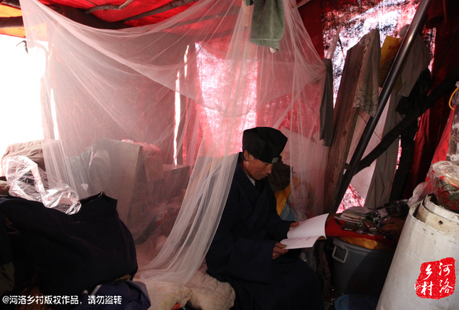 鄰居因為力氣大，弄壞了他幾根肋骨，他要求鄰居一萬塊錢賠償，經(jīng)有關(guān)部門協(xié)調(diào)，最終以八千塊錢了結(jié)。老崔理直氣壯的說：這不是對我的賠償，這是褻瀆女媧娘娘的懲罰。