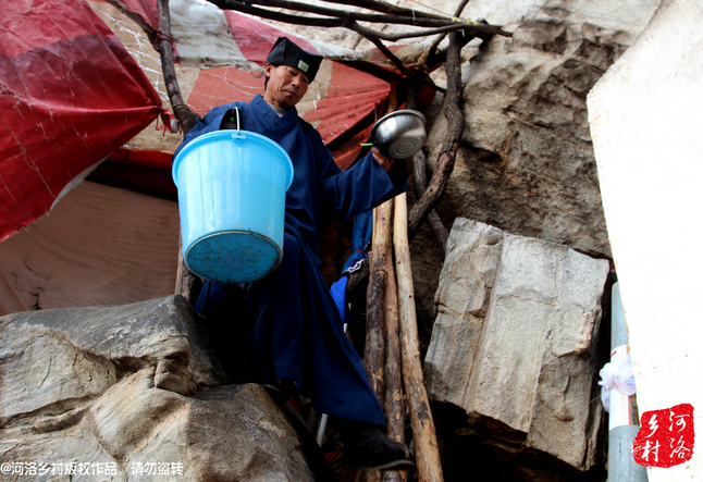 老崔居住的地方?jīng)]有通電，有了手機(jī)之后，就多了一項差事，隔天需要下山找地方給手機(jī)充電。一年多來，經(jīng)常上山下山，加上誦經(jīng)燒香，老崔的身體硬朗了很多，山路上行走，甚至比途經(jīng)的驢友更加迅速。