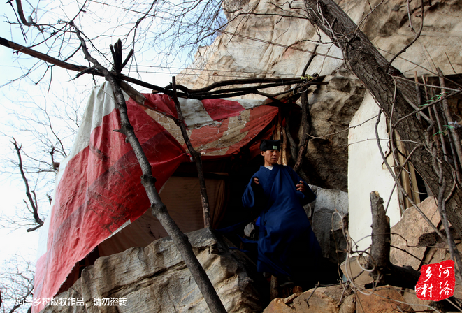 那個打斷老崔肋骨的道友搬走了，此刻半山腰只剩下老崔一個人，除了山下的香客，也只有偶爾登山的驢友路過。老崔一副面帶微笑的慈祥模樣，也贏得香客好感，有山下香客邀請他春節(jié)下山過年，老崔有些糾結(jié)，對于香客的邀請，是去還是不去呢？