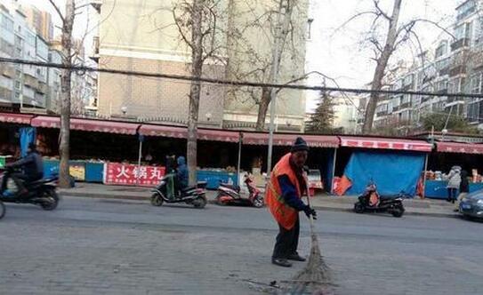 環(huán)衛(wèi)工3點起床怕影響孫子睡覺 住窩棚兩年多