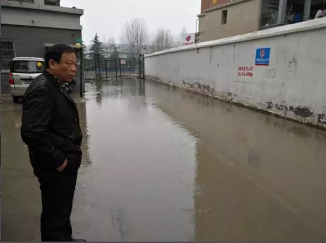 鄭州一道路常年積水 商戶(hù)調(diào)侃“欲買(mǎi)船”