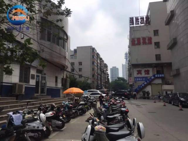 鄭州街邊小賣(mài)部稱違法停車(chē)100塊錢(qián)能銷(xiāo)條 3天搞定