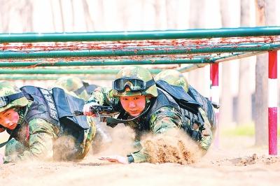 河南武警胡曉當選“十大衛(wèi)士” 全身20余處傷疤