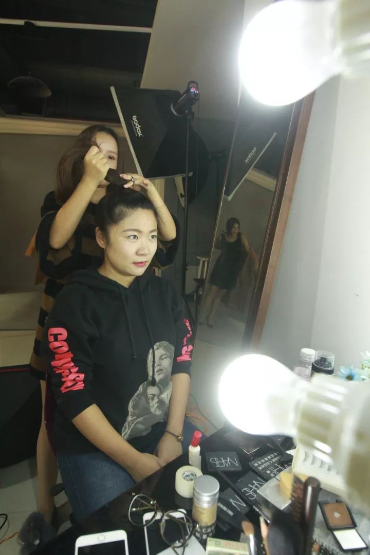 鄭州淘女郎：一天要換100多套衣服 日入過(guò)萬(wàn)