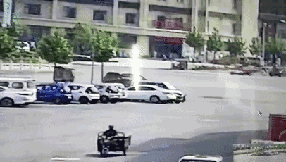 然而，這起看似簡(jiǎn)單的交通事故，接下來發(fā)生的事兒，卻讓人感到驚奇。