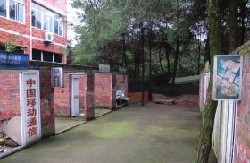 緊挨鐵山坪基地，有一條“迷你”街道，雖然簡陋，但尚未拆去的店鋪名稱顯出了曾經(jīng)的“繁華”。組圖/記者倪志剛