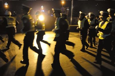 ▲涼山警方連夜出擊打拐。本報(bào)記者歐陽曉菲攝