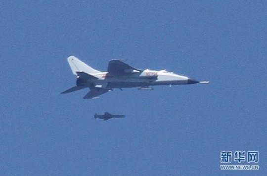 資料圖：中國飛豹戰(zhàn)機發(fā)射導(dǎo)彈，精確打擊海上目標。