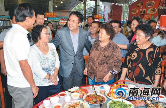 1月1日，省委書記、省人大常委會主任羅保銘在三亞調(diào)研。圖為在三亞春園海鮮大排檔，羅保銘來到用餐的游客中間，了解他們在三亞的旅游感受，并認(rèn)真聽取大家的意見和建議。本報記者 王凱 攝
