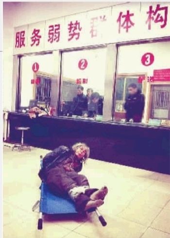 1月7日23點50分，長沙市救助管理站大廳，一名老年流浪者躺在擔架上，無助地看著記者。