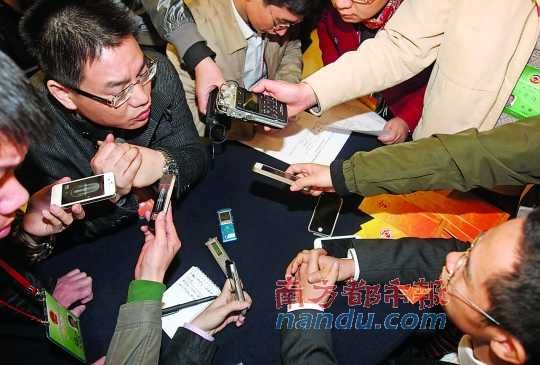 咨詢(xún)問(wèn)政會(huì)上，記者的錄音設(shè)備遍布臺(tái)面。南都記者 馮宙鋒 攝