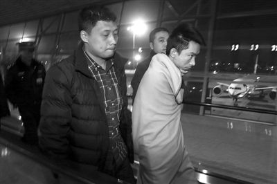 昨日，首都機(jī)場(chǎng)，跨國(guó)綁架勒索團(tuán)伙首犯中國(guó)籍男子奚某被押解回國(guó)。新京報(bào)記者 尹亞飛 攝