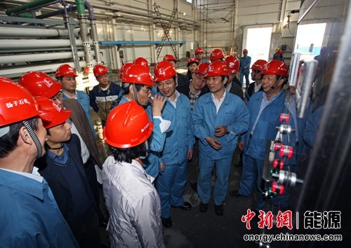 中石化董事長(zhǎng)考察污水處理拿起半杯處理水喝盡