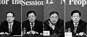 昨天，國務(wù)院深化醫(yī)藥衛(wèi)生體制改革領(lǐng)導(dǎo)小組辦公室負(fù)責(zé)人王保安、孫志剛、馬曉偉、胡曉義（從左至右）就“醫(yī)藥衛(wèi)生體制改革”有關(guān)問題回答記者提問。記者王鵬/攝