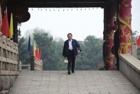 2008年10月30日清晨，吳仁寶在村中散步時(shí)從華西金塔門(mén)前走過(guò)。圖/新華社