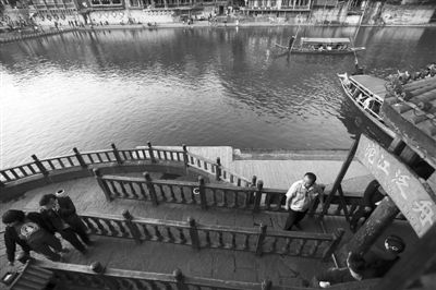 16日，湖南省長沙市，連日來，鳳凰景區(qū)游客稀少，商戶收入減少。