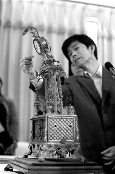 昨天，故宮文物修復(fù)專家向記者介紹“人打鐘”的損壞情況。圖/CFP