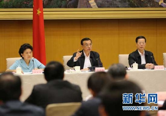 　5月13日，國務(wù)院召開全國電視電話會(huì)議，動(dòng)員部署國務(wù)院機(jī)構(gòu)職能轉(zhuǎn)變工作。中共中央政治局常委、國務(wù)院總理李克強(qiáng)發(fā)表講話。 新華社記者劉衛(wèi)兵 攝