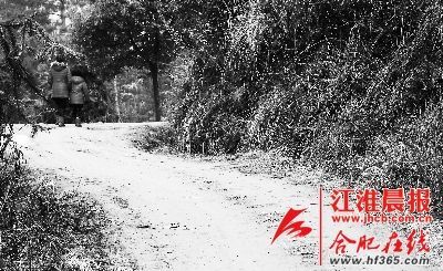 2月21日，媽媽帶著小雪離開了村子。 晨報(bào)記者 高博 攝