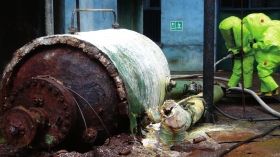 5月19日，中鹽湖南株洲化工集團(tuán)有限公司廠區(qū)，消防戰(zhàn)士穿著重型防化服對(duì)泄漏點(diǎn)及周?chē)M(jìn)行處置。圖/讀者高先生