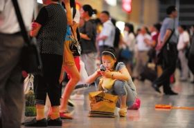 5月26日，武廣高鐵長沙南站，因為高鐵設備故障，滯留了大量旅客。圖/記者李坤