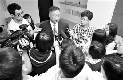 6月5日，商務(wù)部新聞辦公室召開“中歐光伏產(chǎn)品貿(mào)易摩擦”專題發(fā)布會。發(fā)布會結(jié)束后，中國機(jī)電產(chǎn)品進(jìn)出口商會會長張鈺晶接受記者采訪。新京報(bào)記者