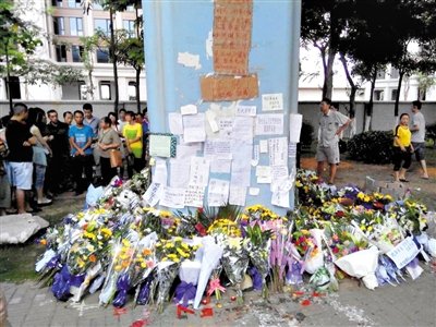 　昨日，廈門市民在BRT的橋墩下放上鮮花悼念逝者。新京報(bào)記者 郭鐵流 攝