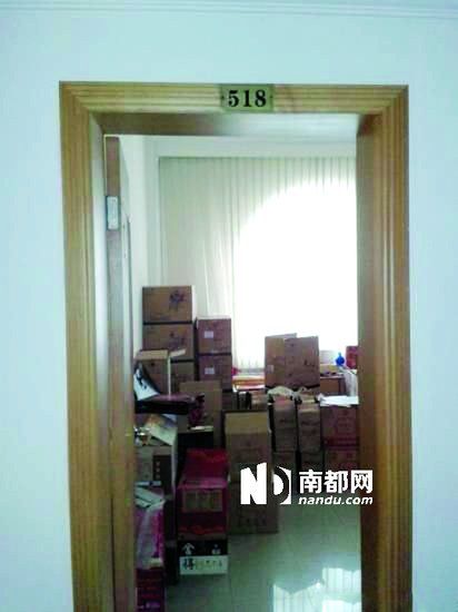 　江蘇靖江市工商局餐廳倉(cāng)庫(kù)里被爆堆滿了高檔酒。