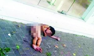 大熱天，小女孩赤身躺在馬路上