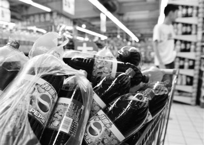 昨日，浙江省杭州市，在一家超市里拍攝到的百事可樂(lè)。近日，百事可樂(lè)再次遭遇“致癌風(fēng)波”。圖/CFP