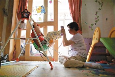 6月14日，未婚媽媽于軍的家里，她正在陪女兒悅悅玩耍。悅悅4歲了，因?yàn)闆](méi)有爸爸的信息而始終上不了戶口。